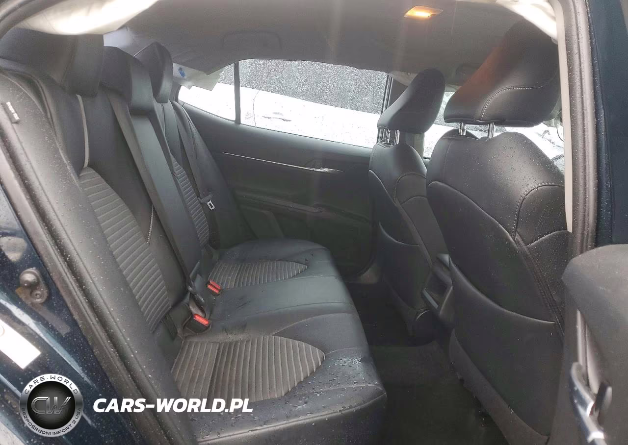 2018 Toyota Camry L VIN:4T1B11HK1JU596209 - 10