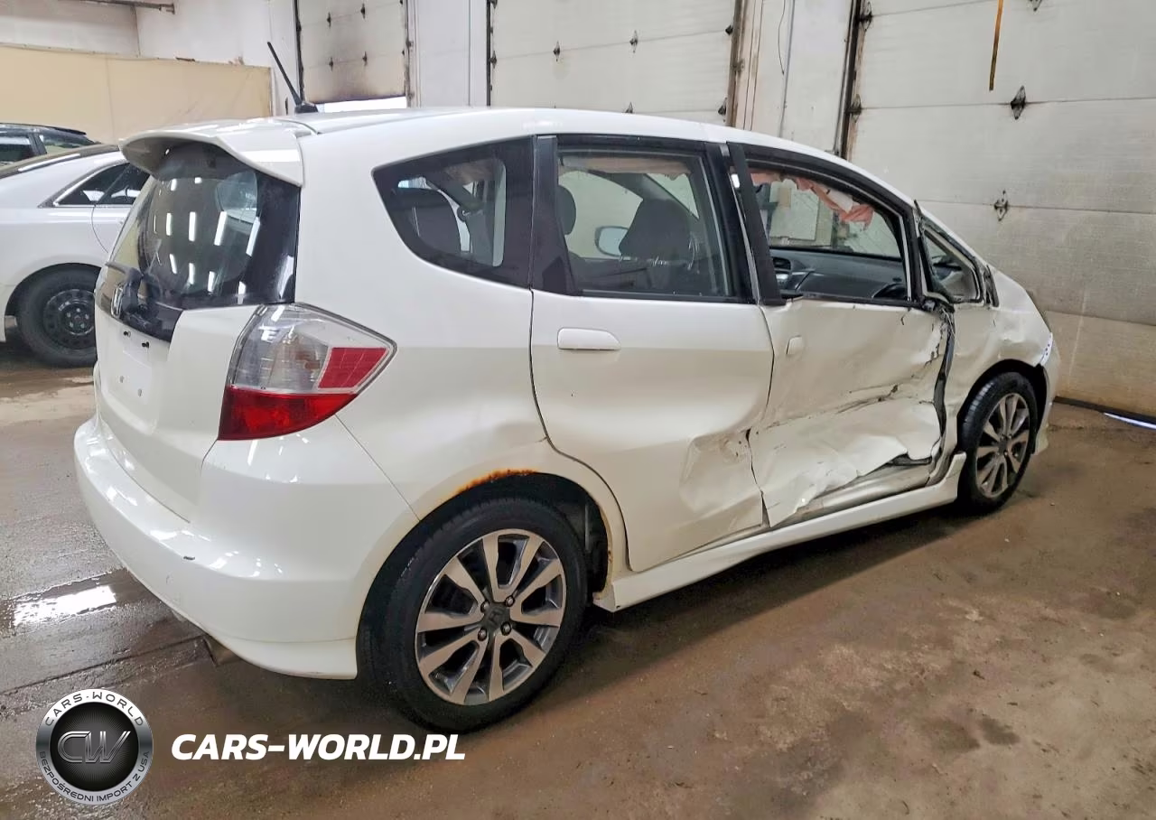 2013 Honda Fit Sport VIN:JHMGE8H51DC064341 - 3