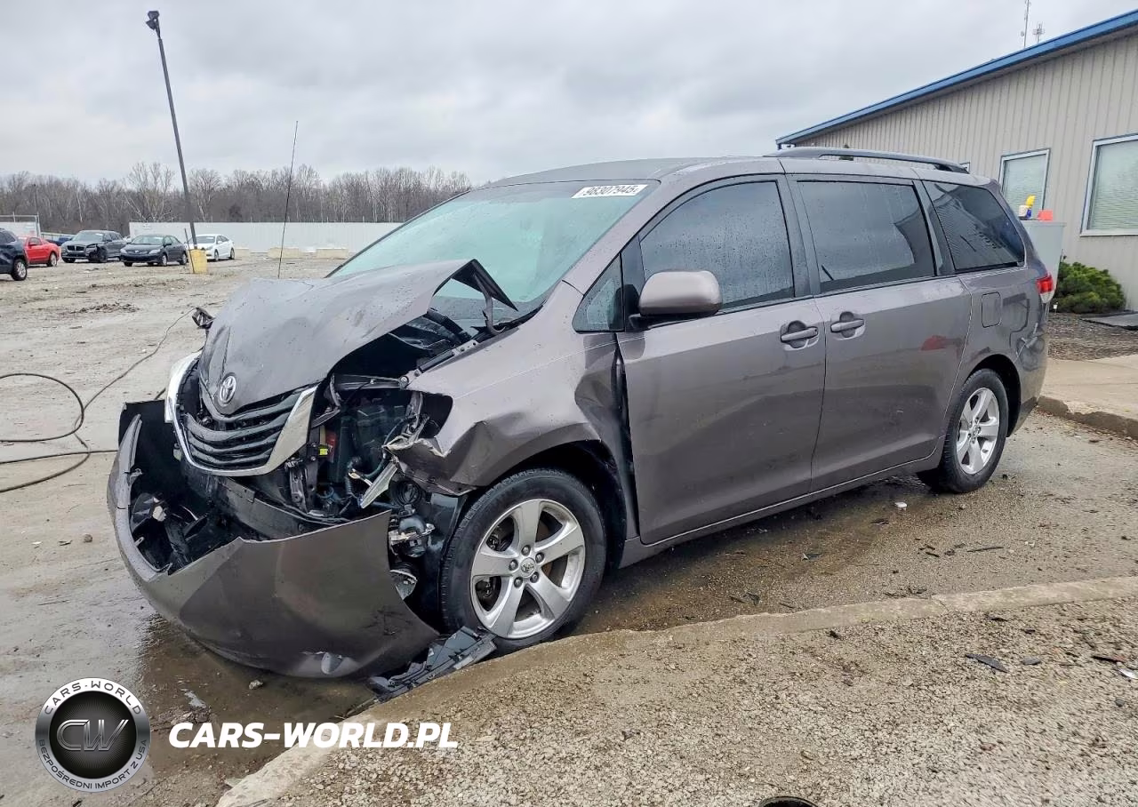 2013 Toyota Sienna Le 8-Passenger
