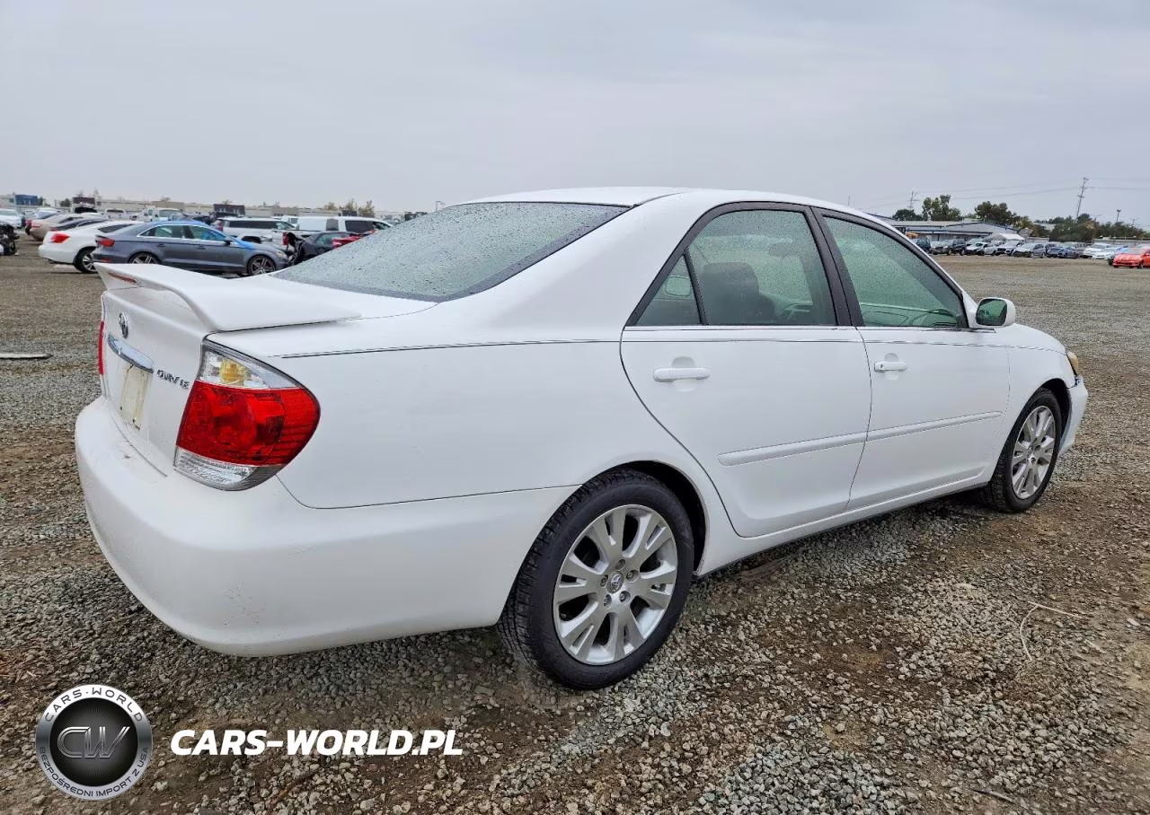 2003 Toyota Camry Le VIN:JTDBE32K430222992 - 3