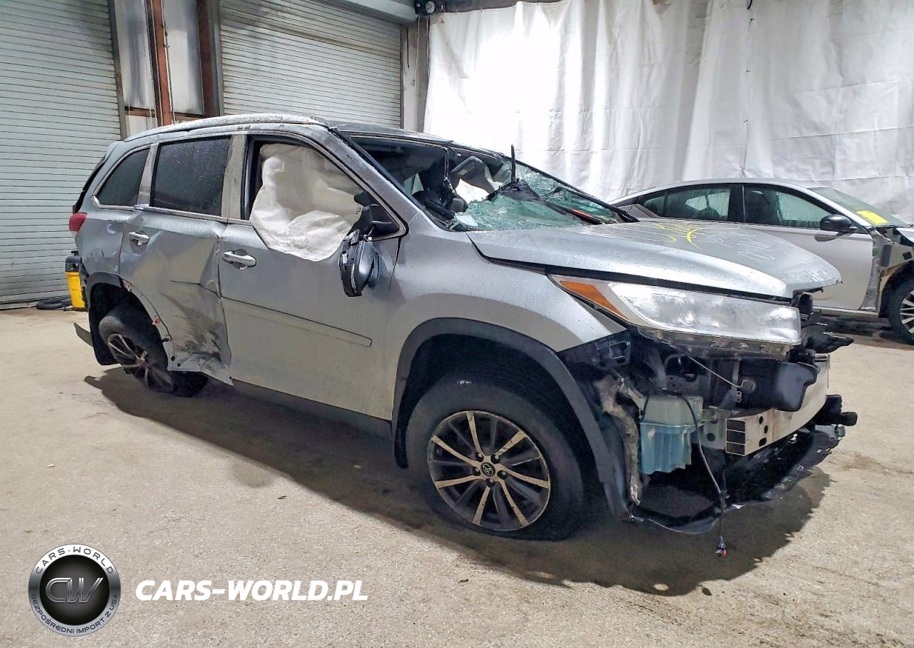 2019 Toyota Highlander Xle VIN:5TDJZRFH0KS563948 - 4