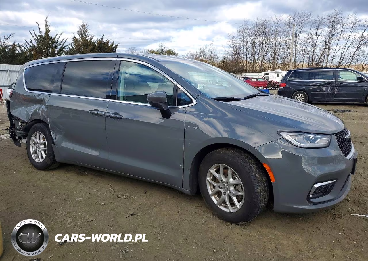 2023 Chrysler Pacifica Touring L VIN:2C4RC1BG7PR557261 - 4