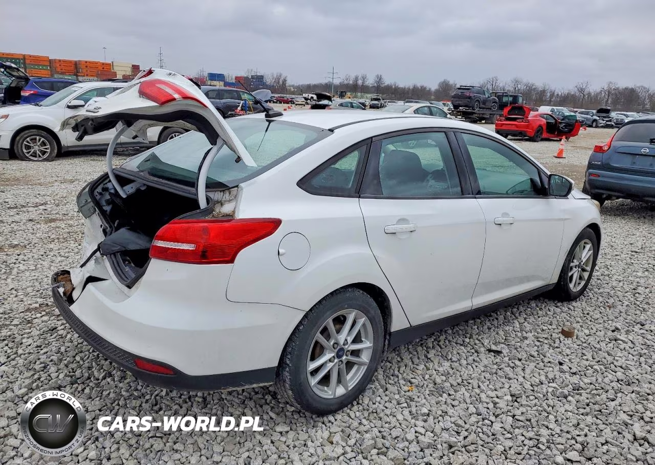 2015 Ford Focus Se VIN:1FADP3F23FL240146 - 3