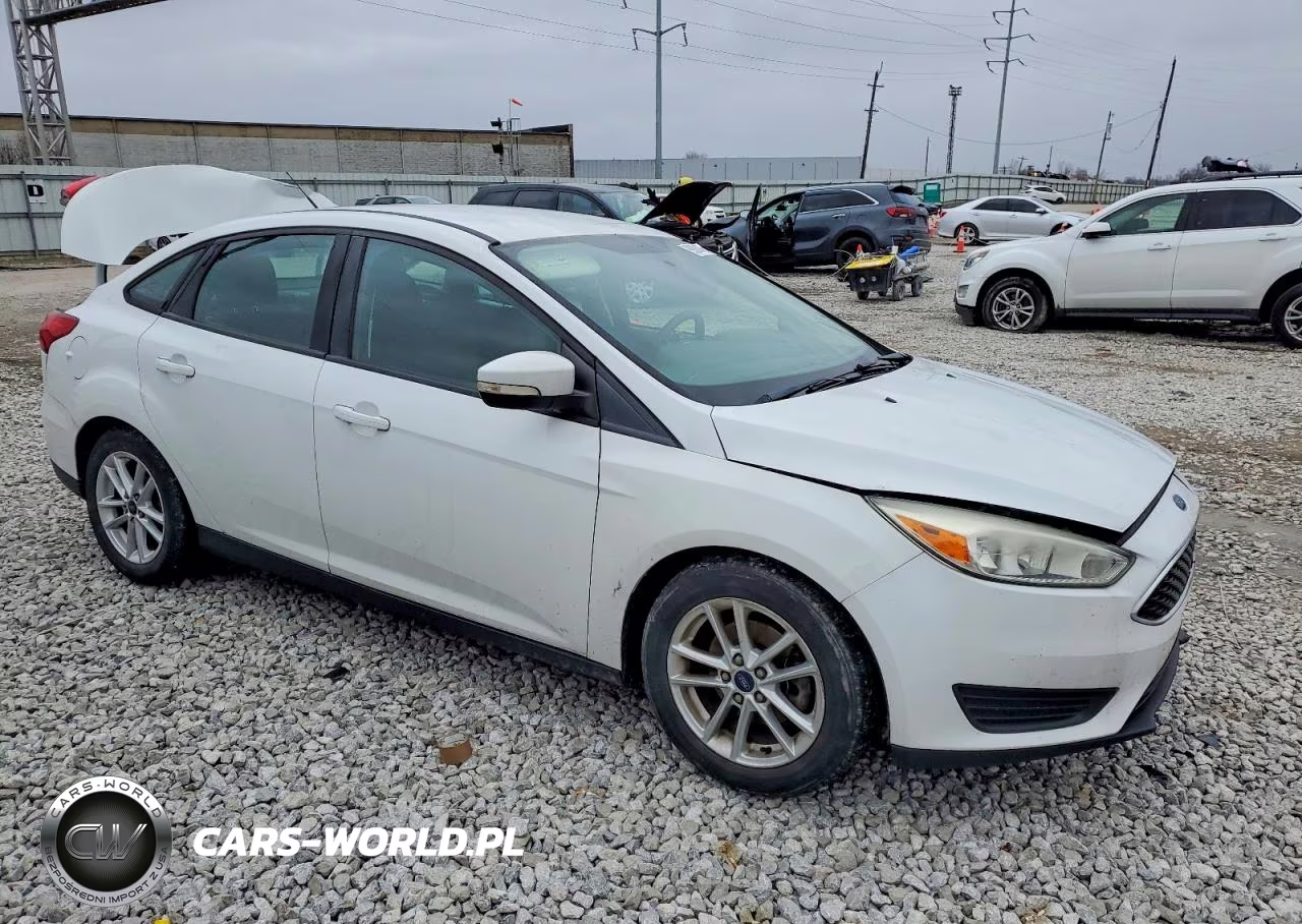 2015 Ford Focus Se VIN:1FADP3F23FL240146 - 4