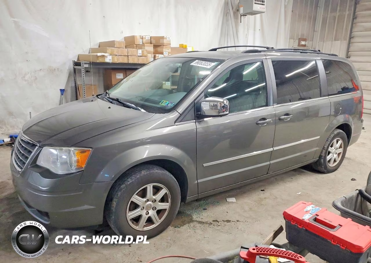 2010 Chrysler Town & Country Touring Plus – zdjęcie 1 z 13