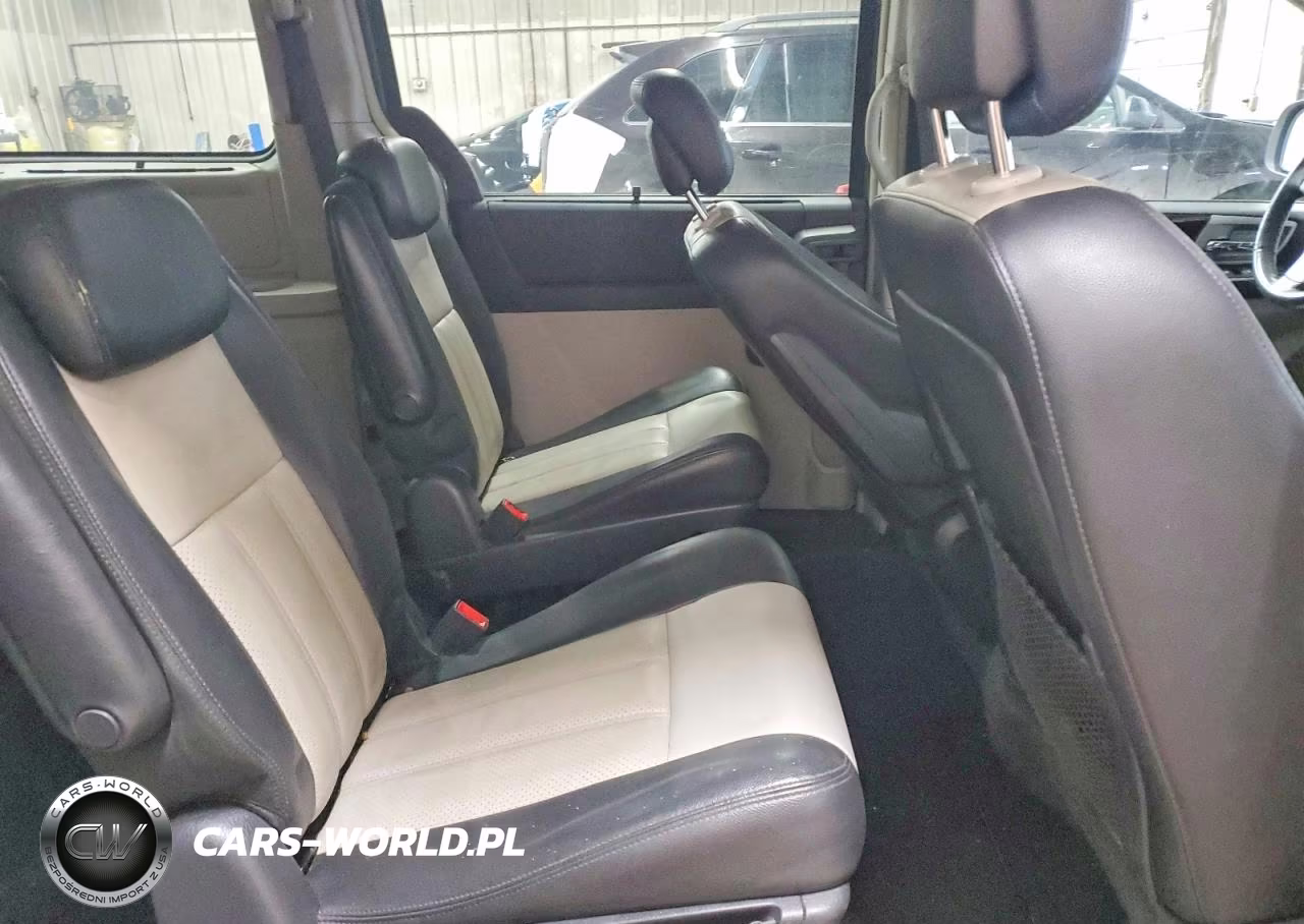 2010 Chrysler Town & Country Touring Plus VIN:2A4RR8DX6AR441894 - 11