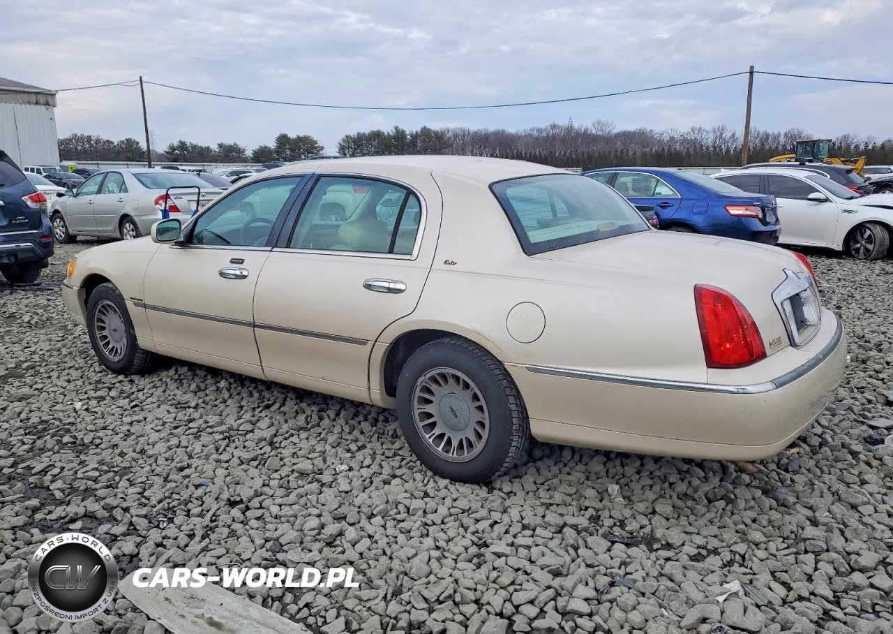 2001 Lincoln Town Car Cartier VIN:1LNHM83W31Y719666 - 2