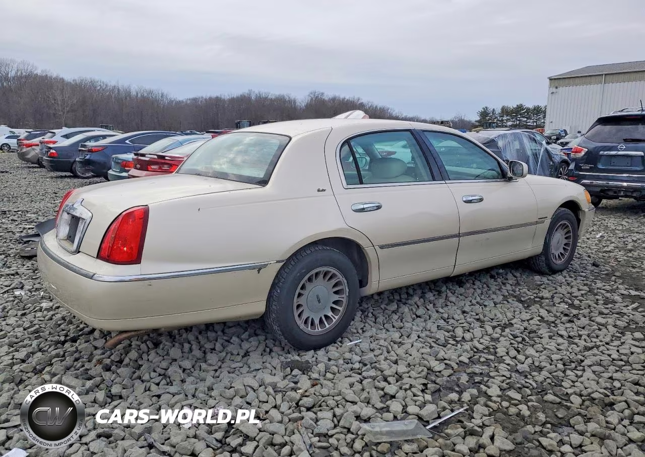 2001 Lincoln Town Car Cartier VIN:1LNHM83W31Y719666 - 3