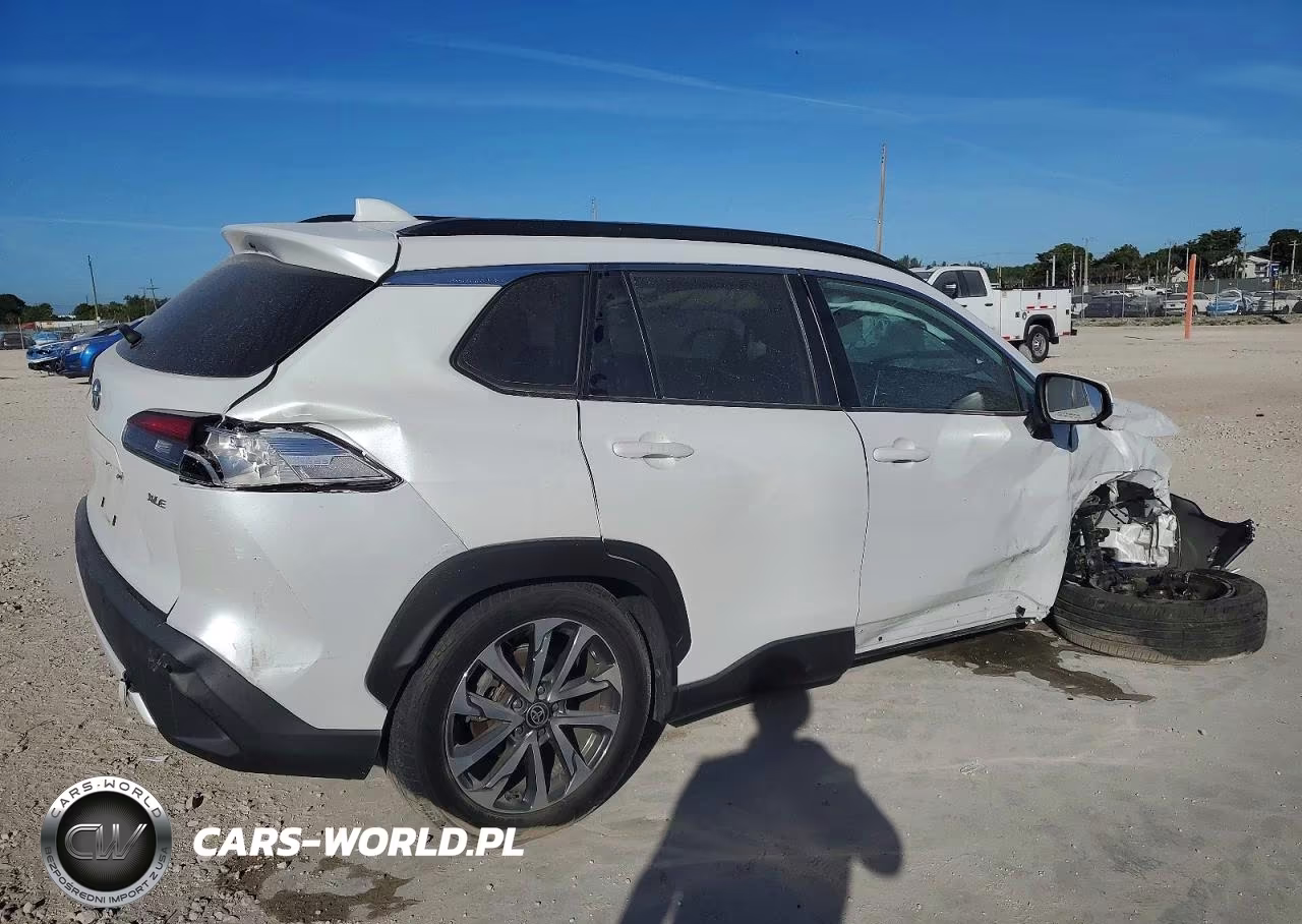 2022 Toyota Corolla Cross Xle VIN:7MUDAAAG4NV011657 - 3