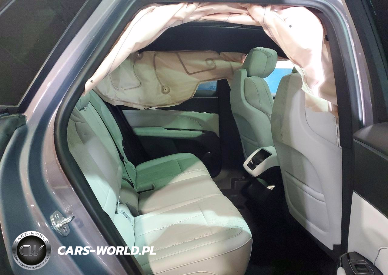 2025 Cadillac Lyriq Luxury VIN:1GYKPNRL4SZ305542 - 11