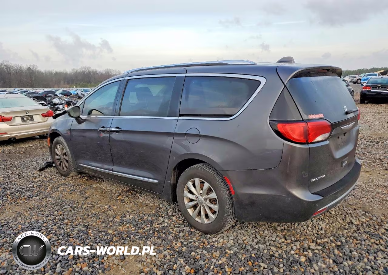2018 Chrysler Pacifica Touring L VIN:2C4RC1BG6JR118947 - 2