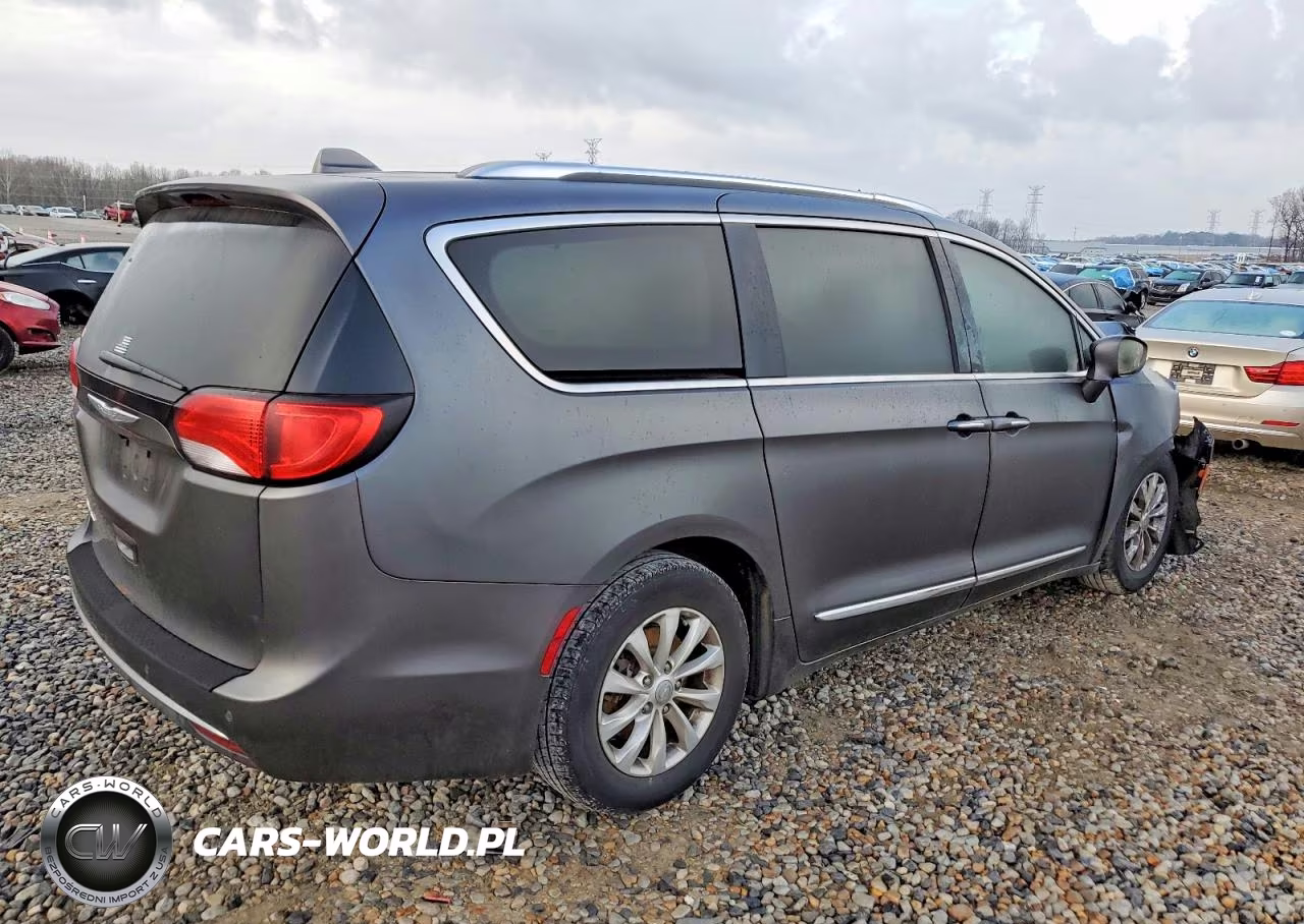 2018 Chrysler Pacifica Touring L VIN:2C4RC1BG6JR118947 - 3