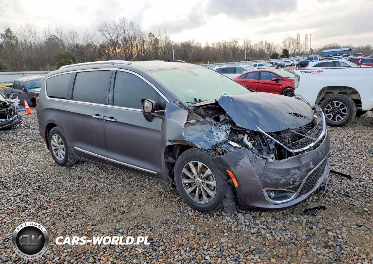 2018 Chrysler Pacifica Touring L VIN:2C4RC1BG6JR118947 - 4