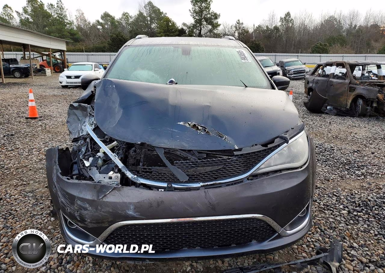 2018 Chrysler Pacifica Touring L VIN:2C4RC1BG6JR118947 - 5