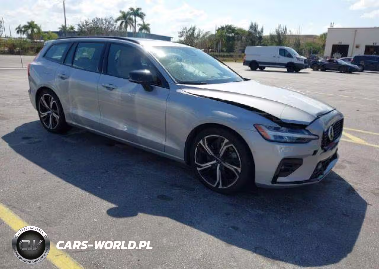 2023 Volvo V60 B6 Ultimate Dark Theme