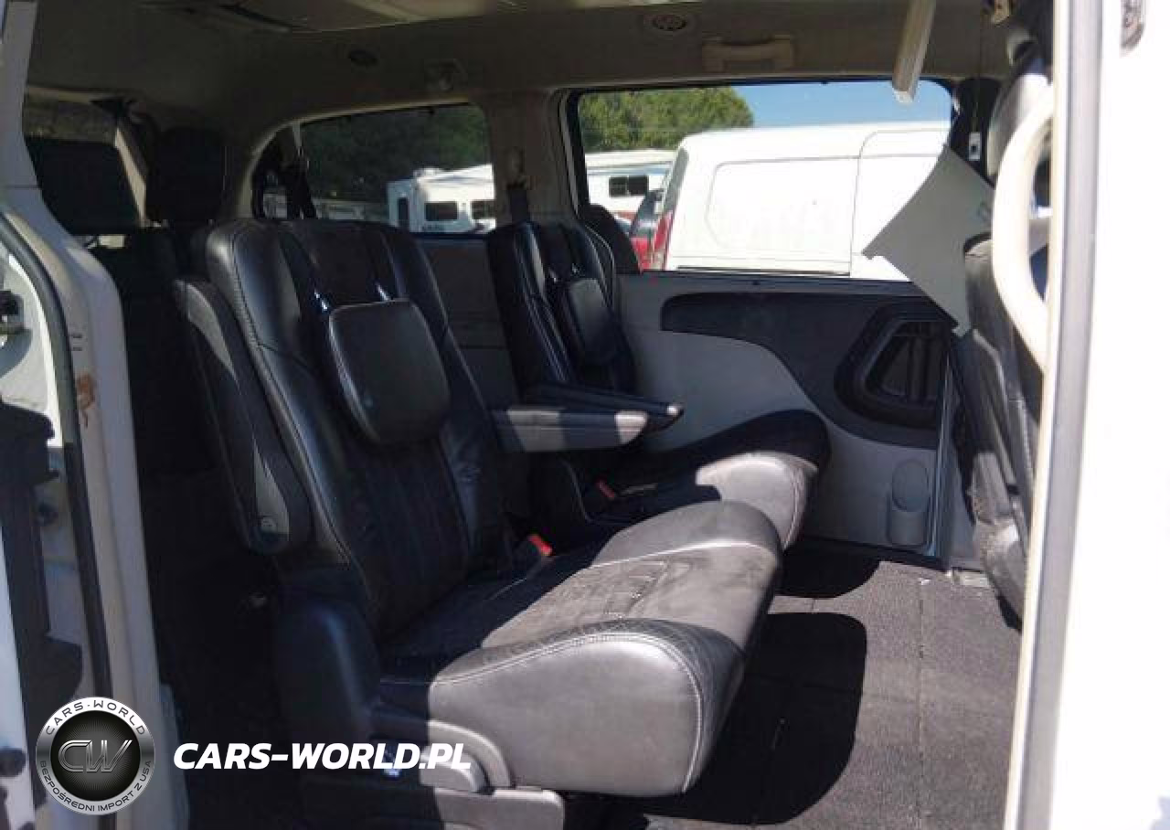 2015 Chrysler Town & Country Limited VIN:2C4RC1JG2FR740471 - 9