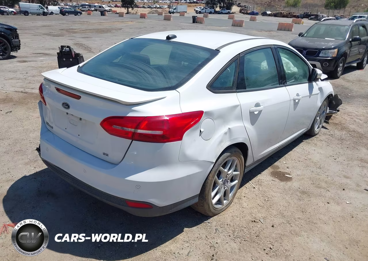 2015 Ford Focus Se VIN:1FADP3F20FL348689 - 4