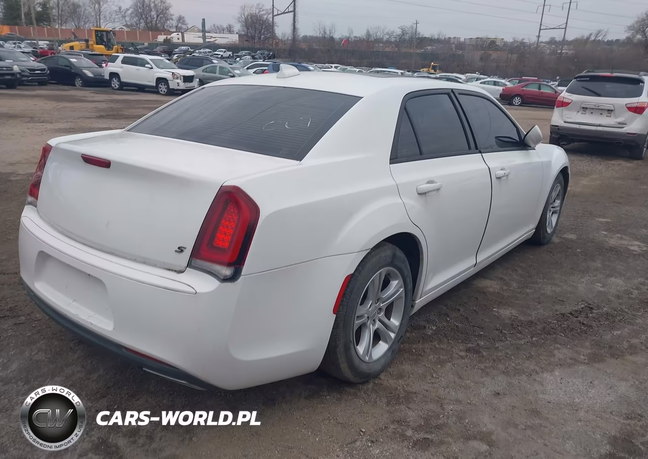 2016 Chrysler 300 300S VIN:2C3CCABG5GH311034 - 4