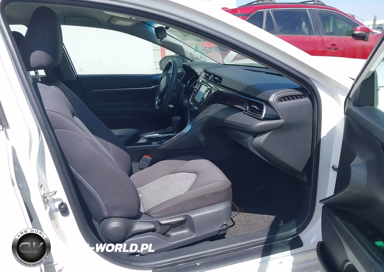 2019 Toyota Camry Le VIN:4T1B11HK8KU740596 - 5