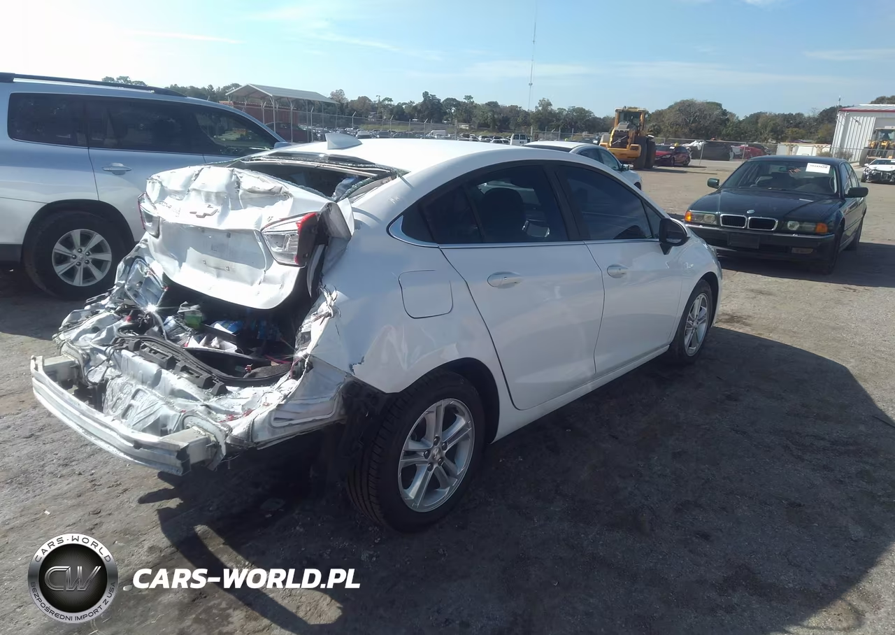 2018 Chevrolet Cruze Lt Auto VIN:1G1BE5SM9J7151895 - 4
