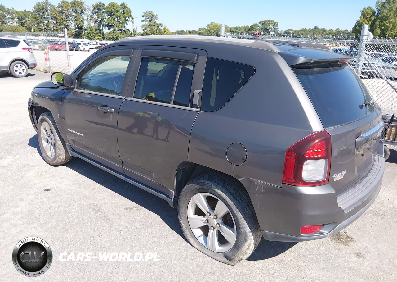 2015 Jeep Compass Latitude VIN:1C4NJDEB0FD258945 - 3