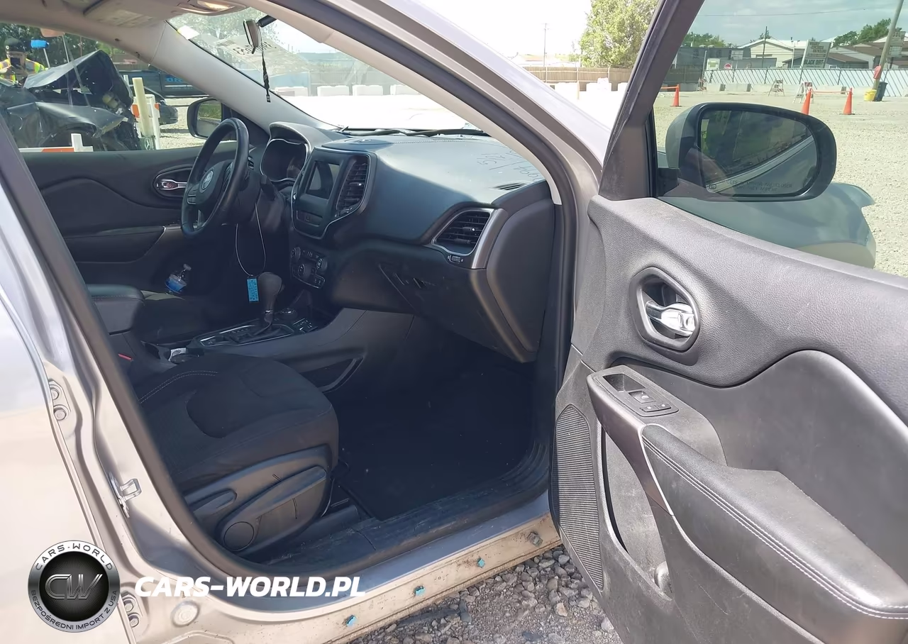 2019 Jeep Cherokee Latitude 4X4 VIN:1C4PJMCB6KD288649 - 5
