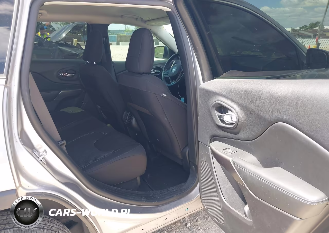 2019 Jeep Cherokee Latitude 4X4 VIN:1C4PJMCB6KD288649 - 8
