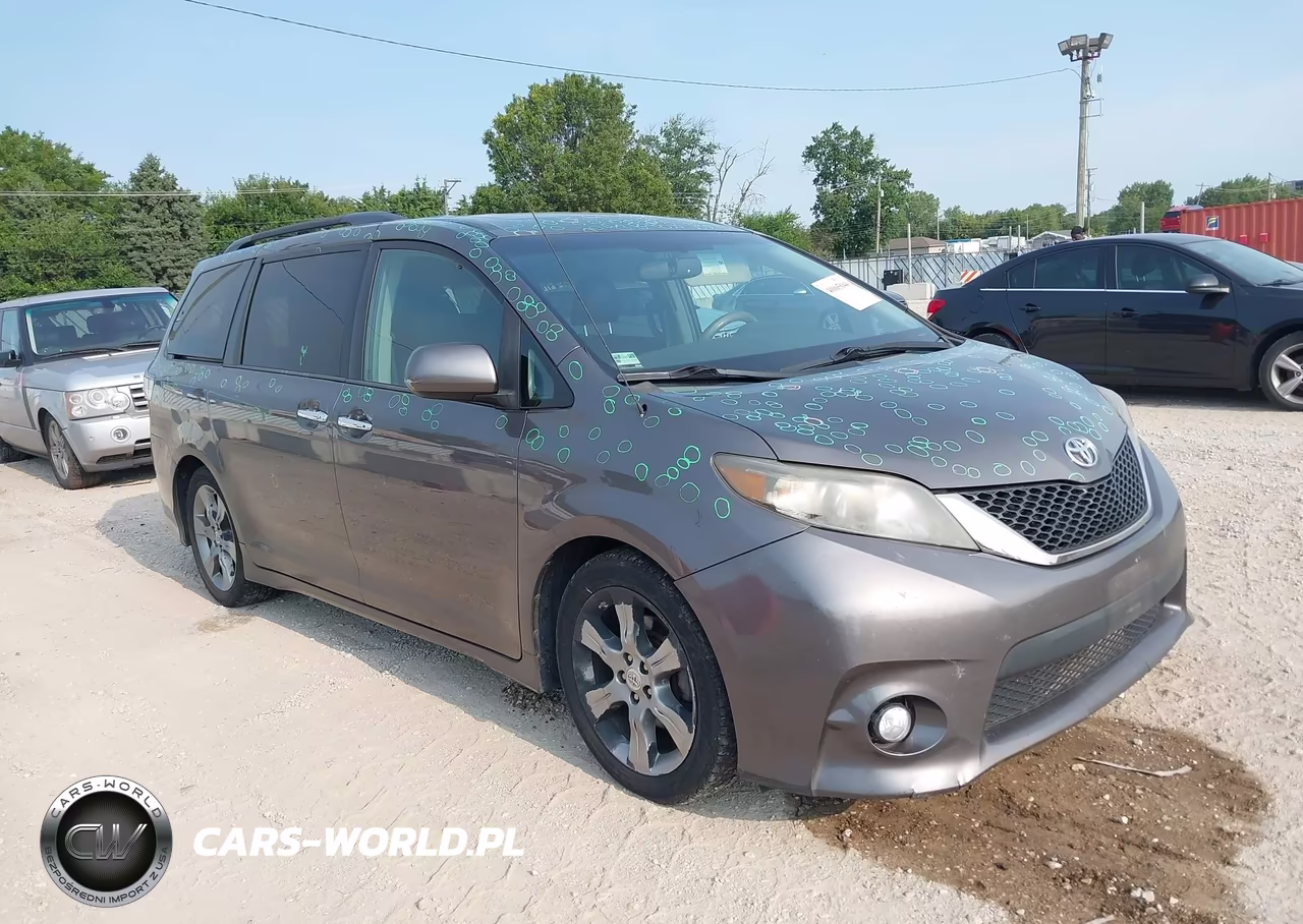 2013 Toyota Sienna Se 8 Passenger