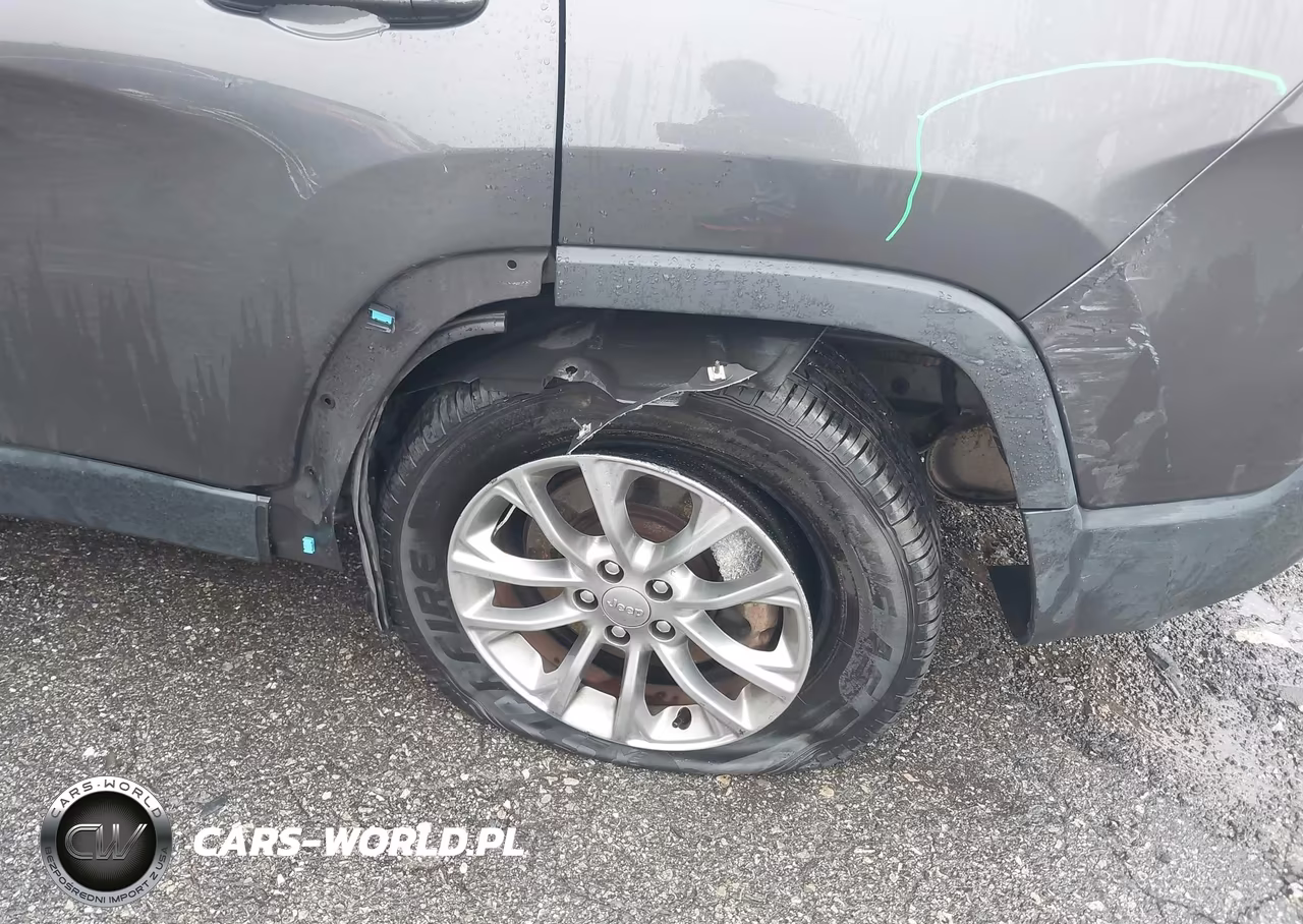 2019 Jeep Cherokee Latitude Plus 4X4 VIN:1C4PJMLB3KD400226 - 6