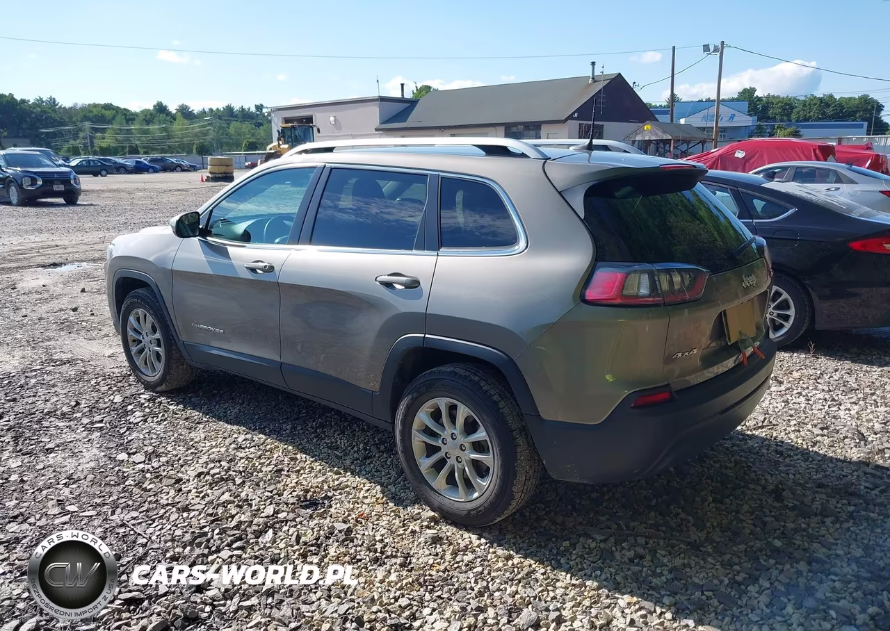 2019 Jeep Cherokee Latitude 4X4 VIN:1C4PJMCB4KD440220 - 3