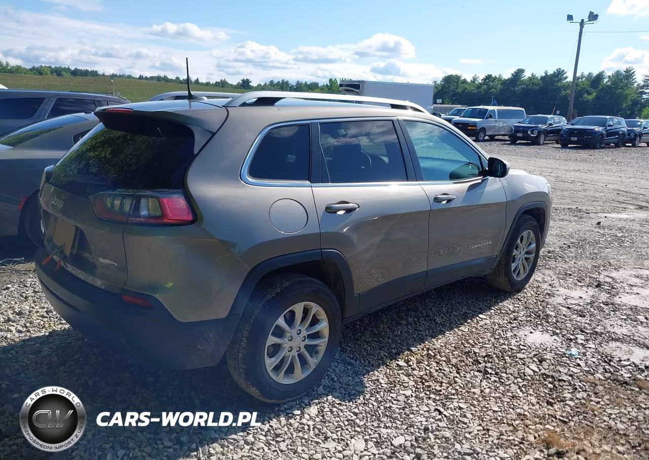 2019 Jeep Cherokee Latitude 4X4 VIN:1C4PJMCB4KD440220 - 4