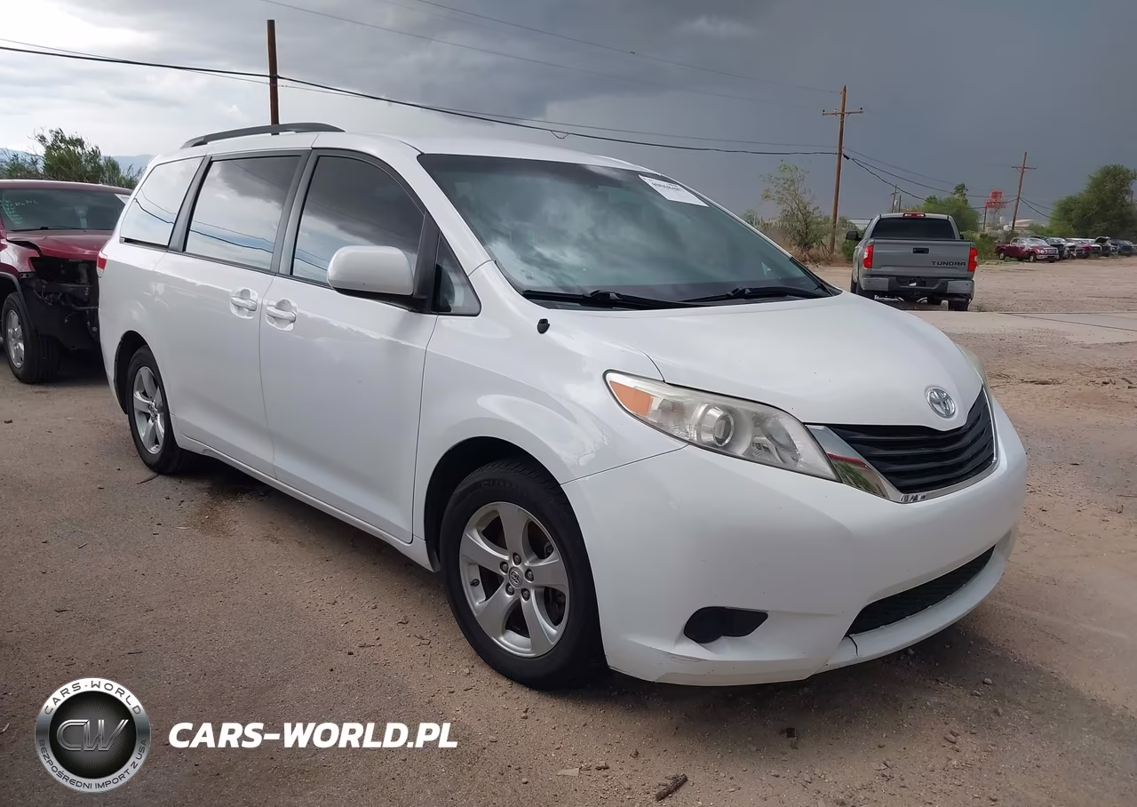 2014 Toyota Sienna Le V6 8 Passenger