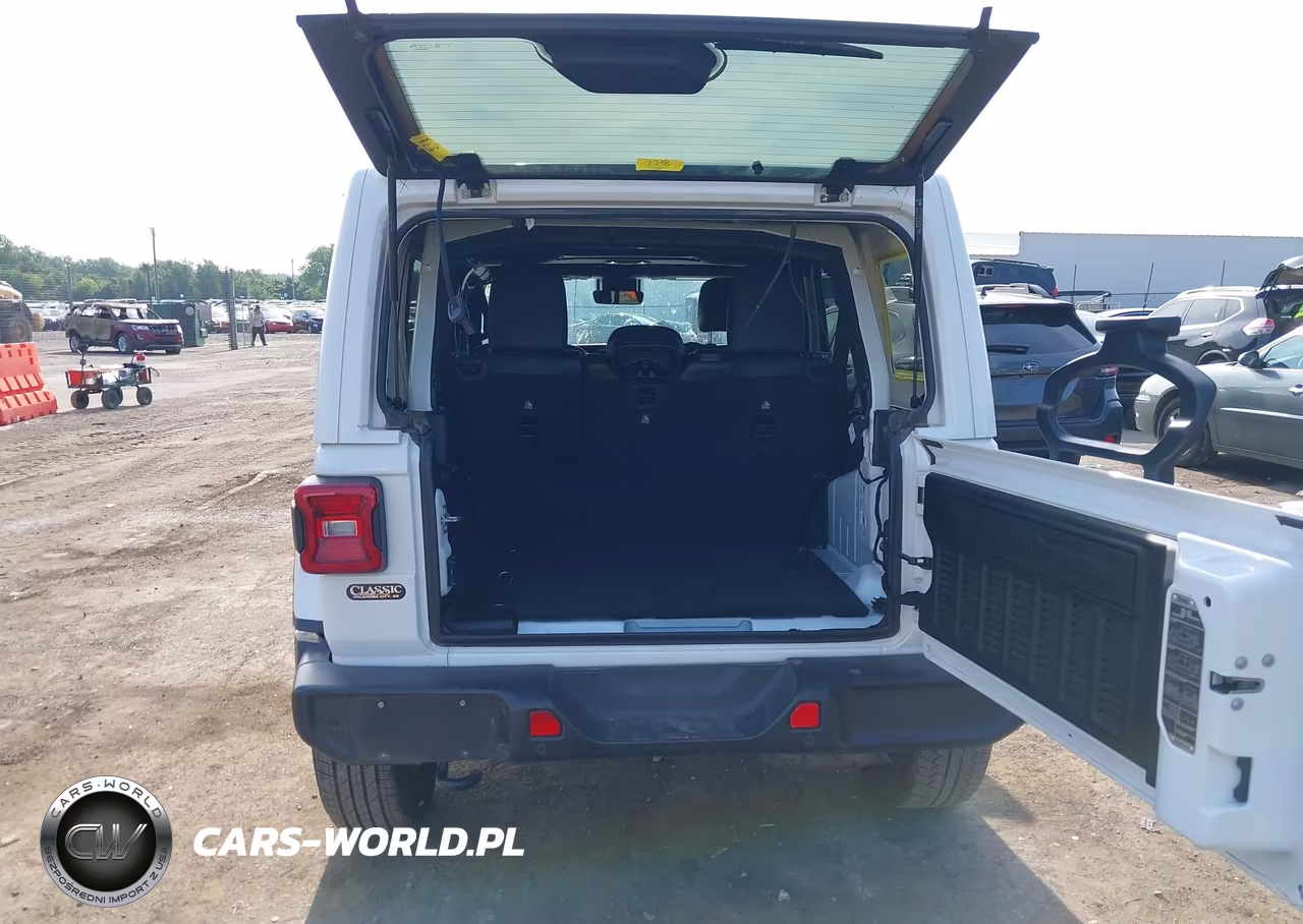 2019 Jeep Wrangler Unlimited Sahara 4X4 VIN:1C4HJXEN3KW543050 - 17