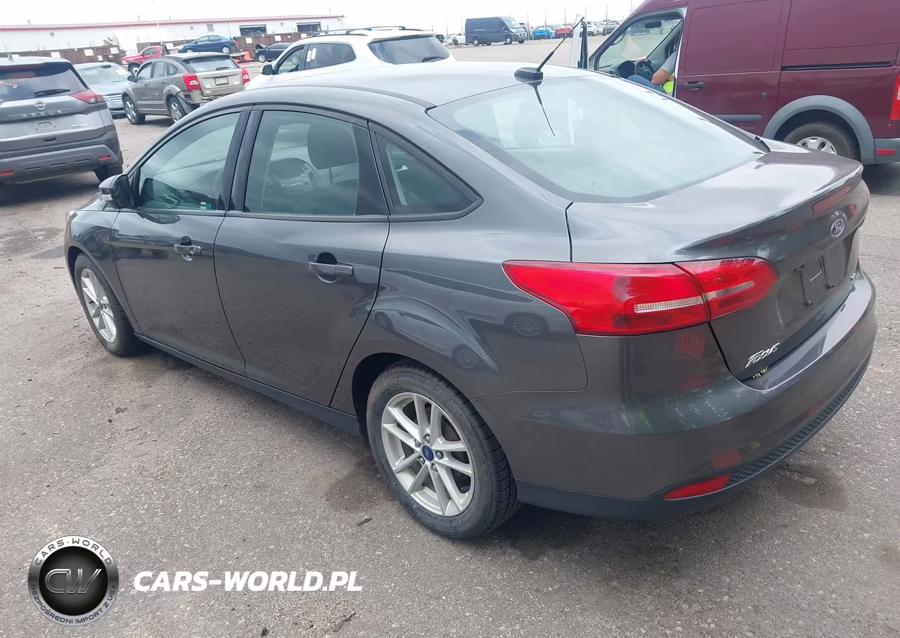 2017 Ford Focus Se VIN:1FADP3F25HL245156 - 3