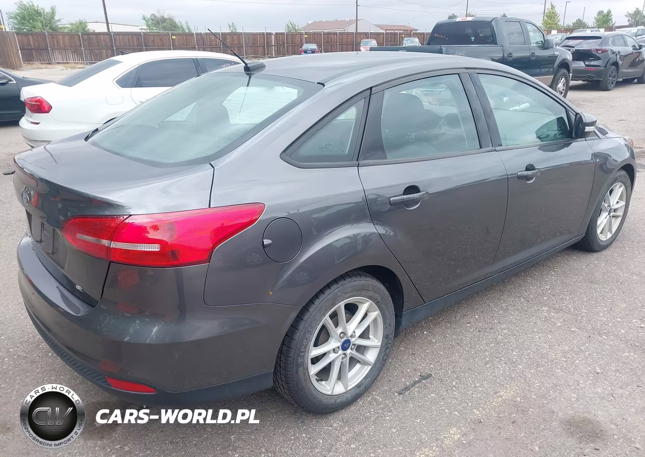 2017 Ford Focus Se VIN:1FADP3F25HL245156 - 4
