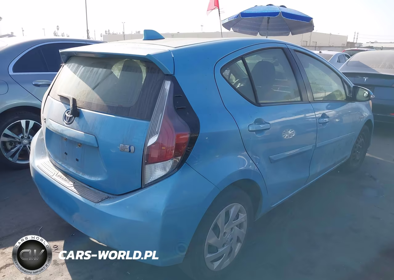 2015 Toyota Prius C Two VIN:JTDKDTB31F1093524 - 4