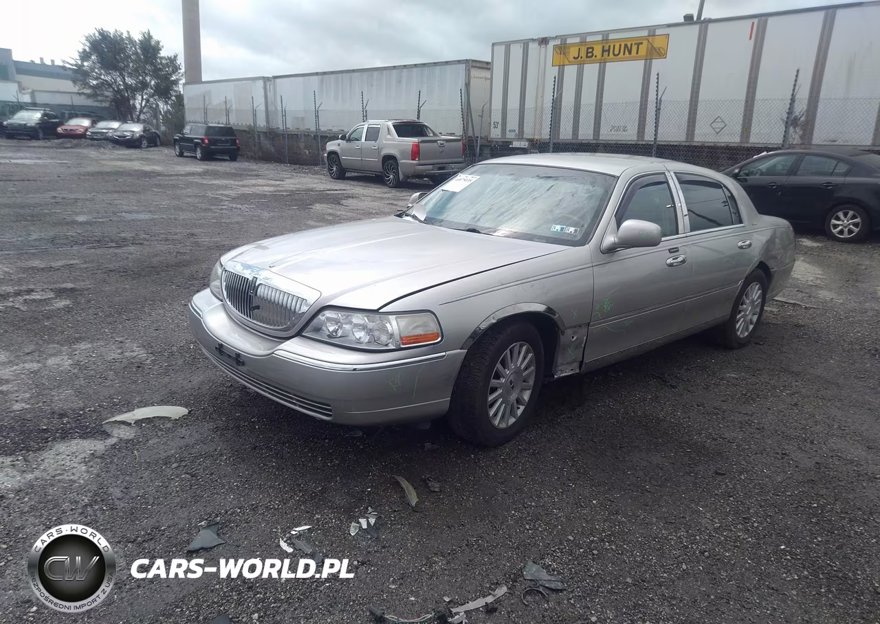 2003 Lincoln Town Car Signature VIN:1LNHM82W83Y701104 - 2