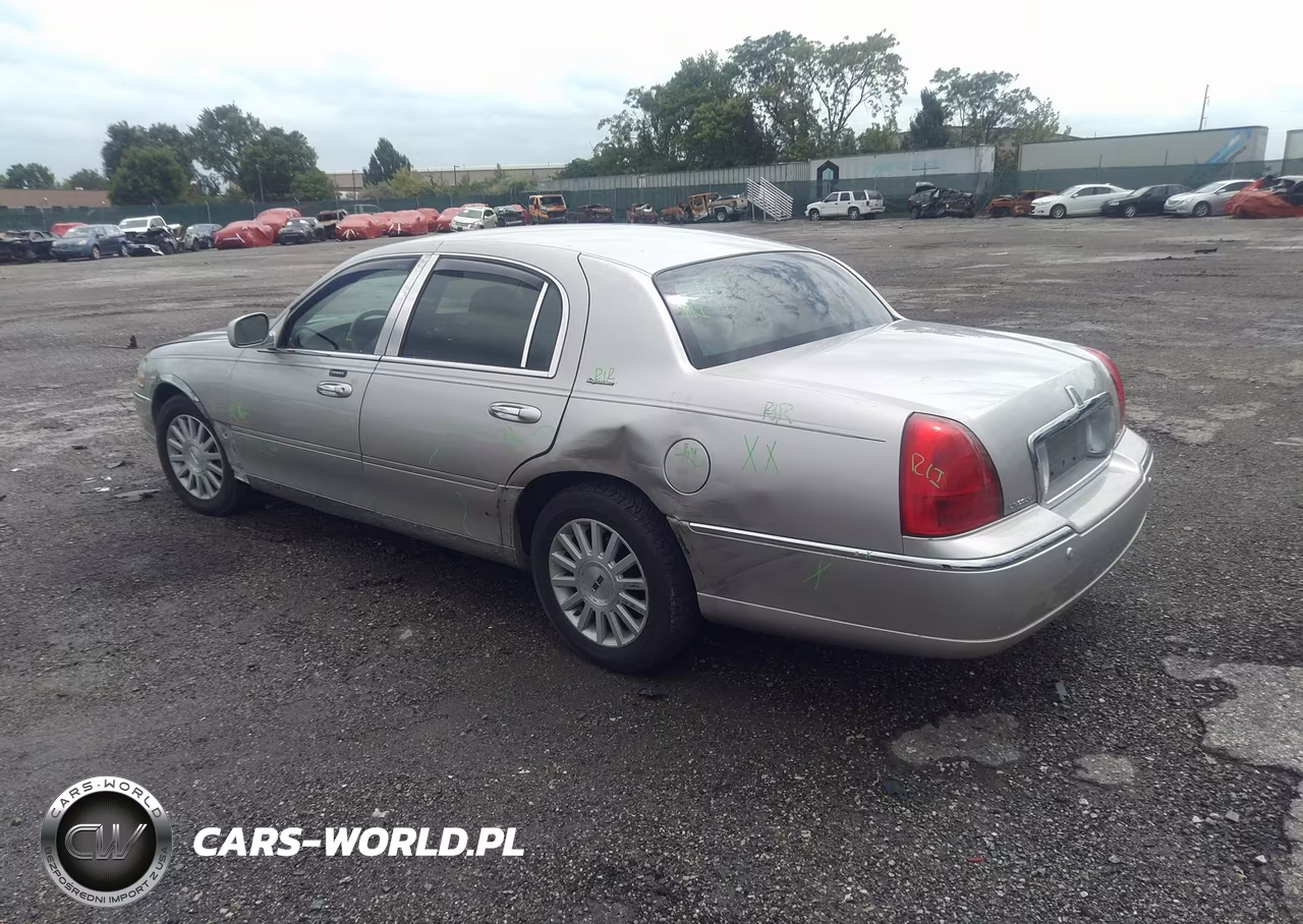 2003 Lincoln Town Car Signature VIN:1LNHM82W83Y701104 - 3