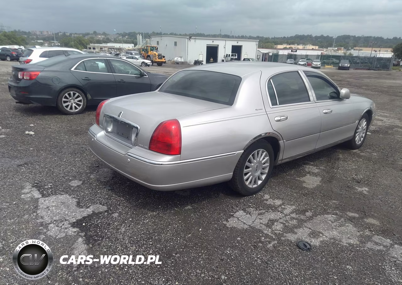 2003 Lincoln Town Car Signature VIN:1LNHM82W83Y701104 - 4
