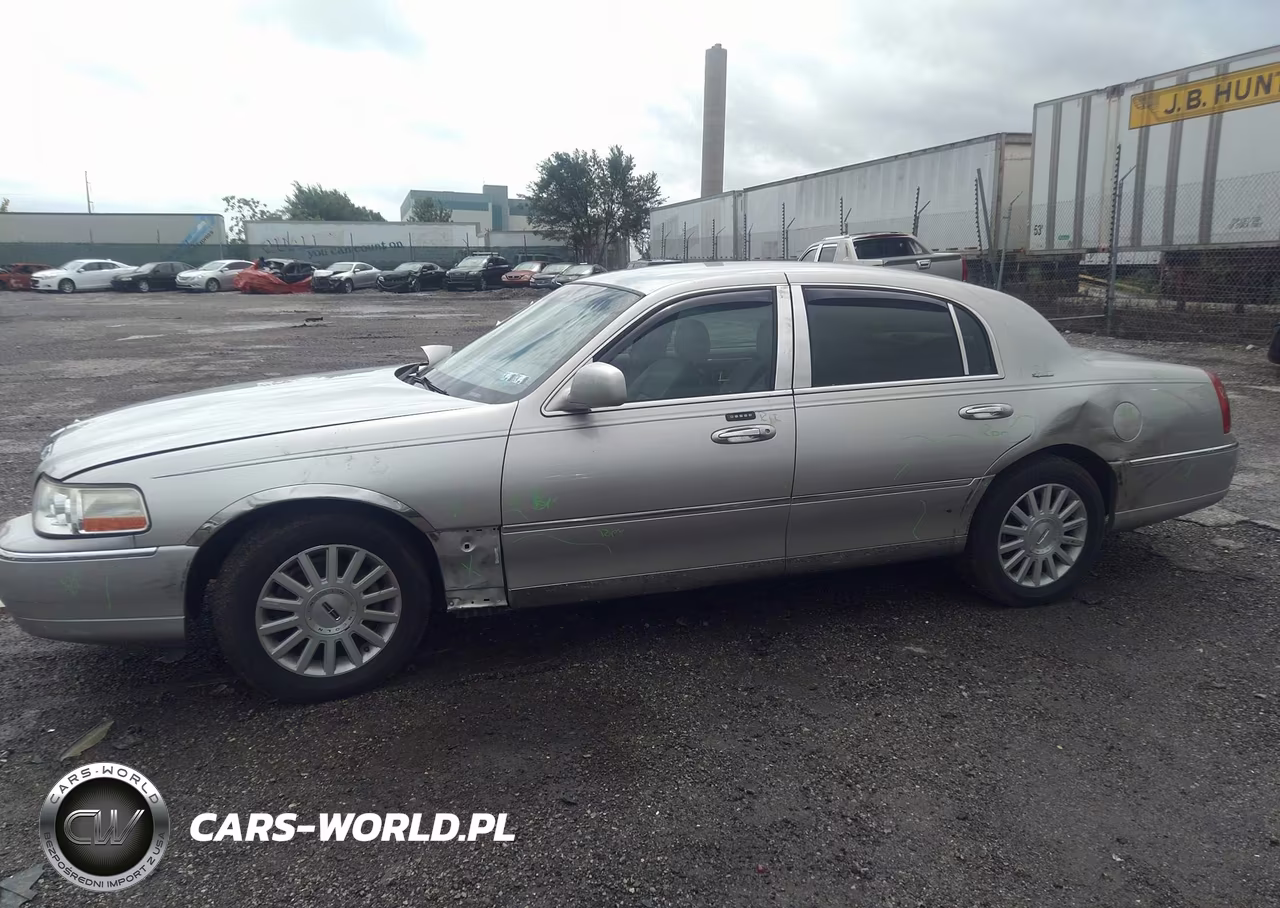 2003 Lincoln Town Car Signature VIN:1LNHM82W83Y701104 - 6