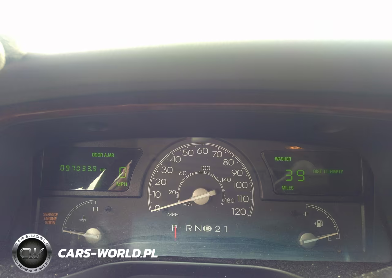 2003 Lincoln Town Car Signature VIN:1LNHM82W83Y701104 - 7