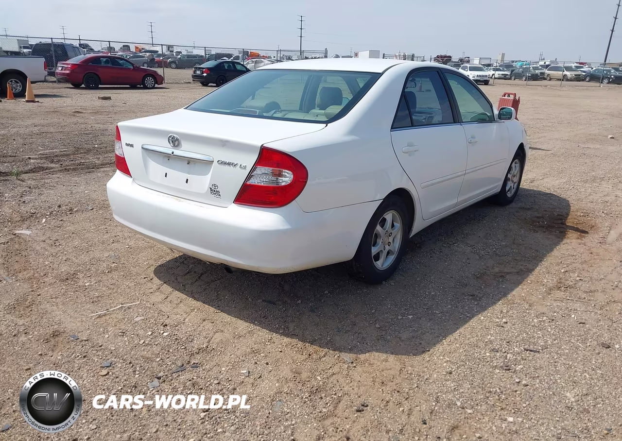 2002 Toyota Camry Le VIN:JTDBE32K420125340 - 4