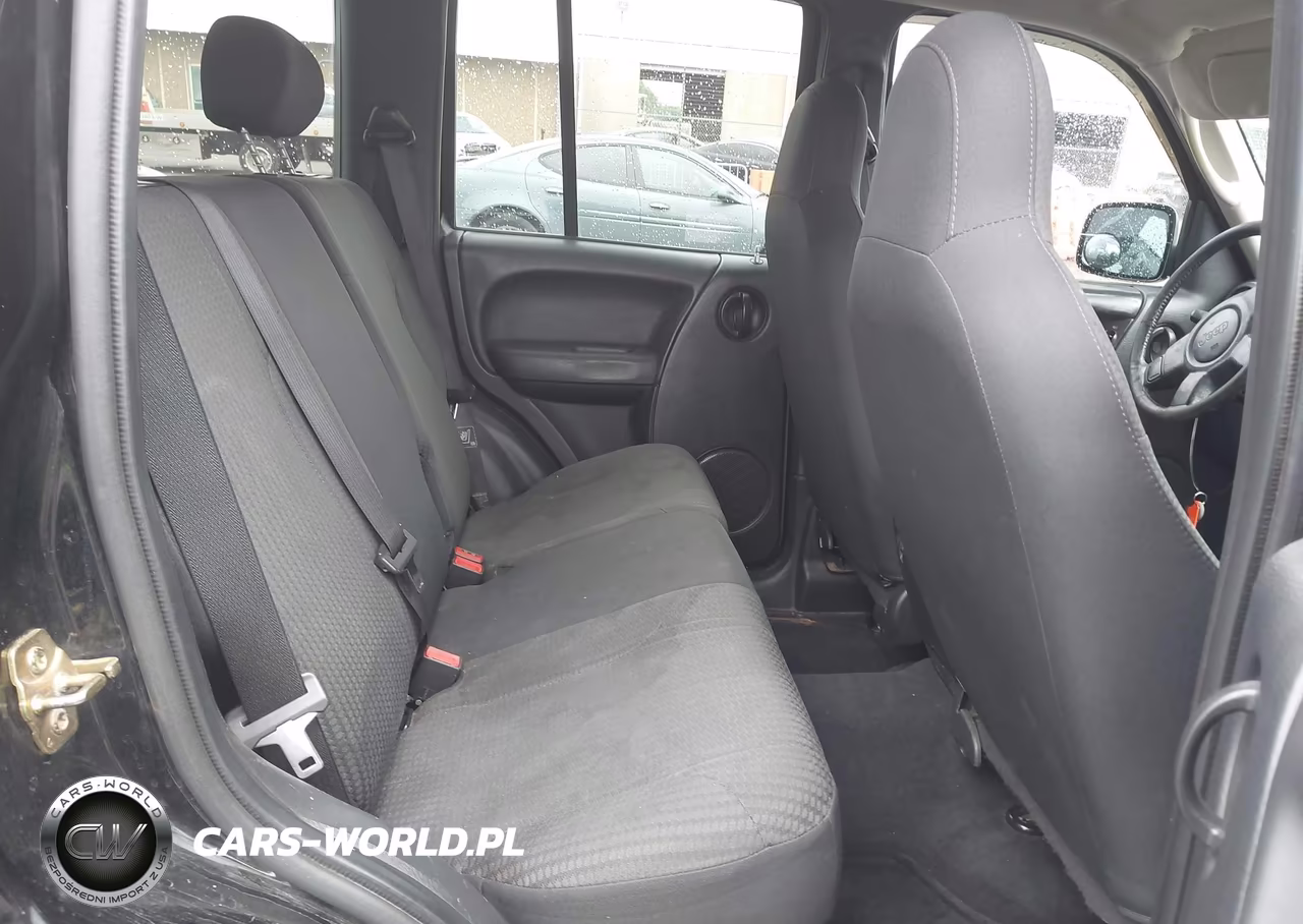 2004 Jeep Liberty Sport VIN:1J4GK48K24W160528 - 8
