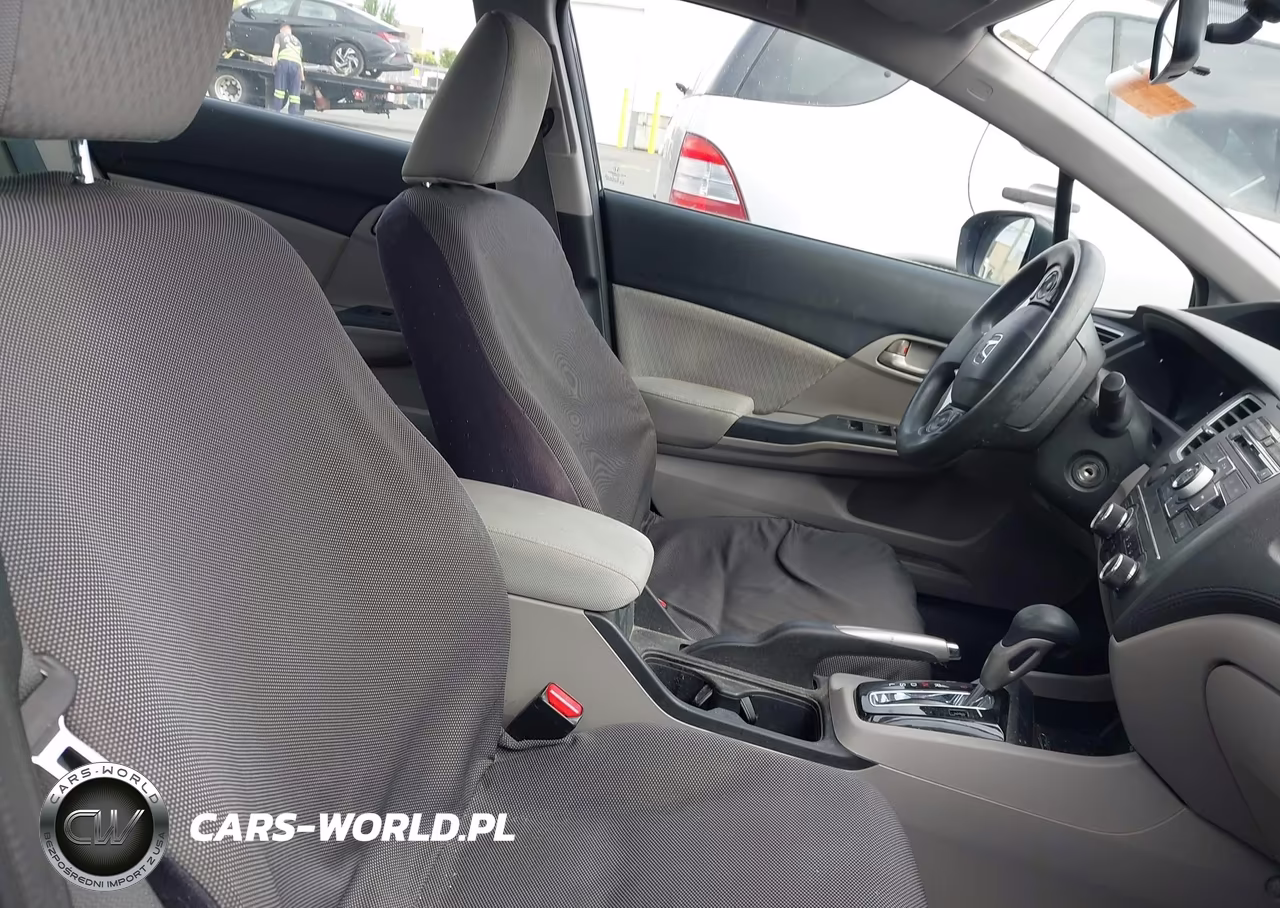 2012 Honda Fit VIN:JHMGE8H35CC028410 - 5