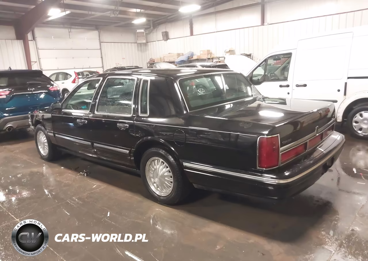 1997 Lincoln Town Car Signature VIN:1LNLM82W8VY693020 - 3