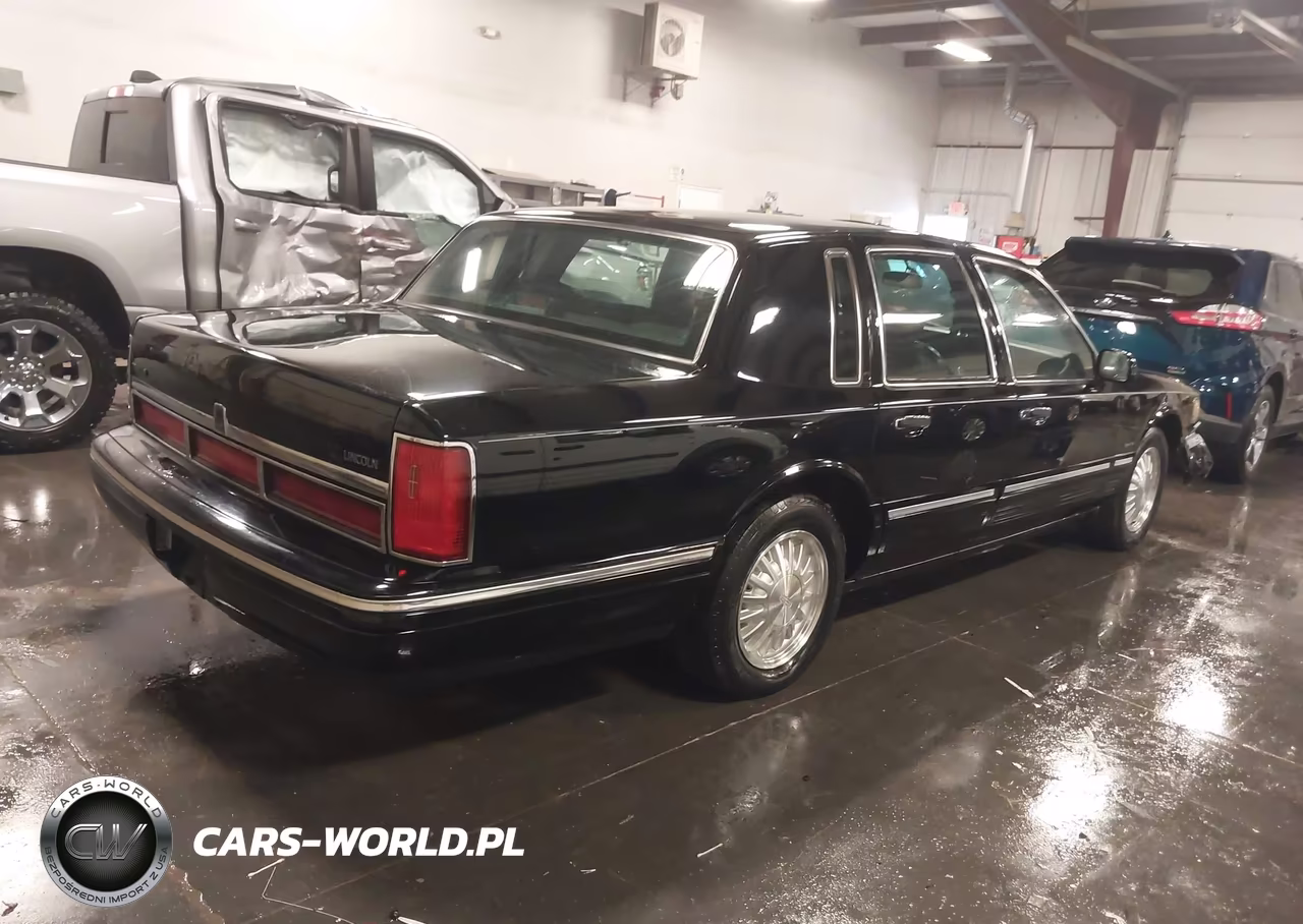 1997 Lincoln Town Car Signature VIN:1LNLM82W8VY693020 - 4
