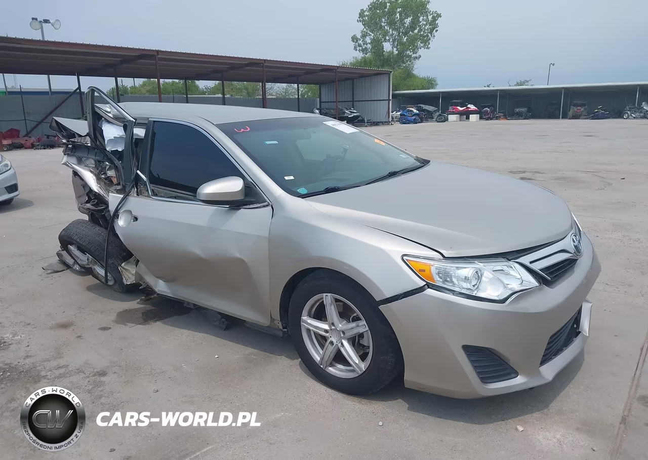 2013 Toyota Camry Le – zdjęcie 1 z 12