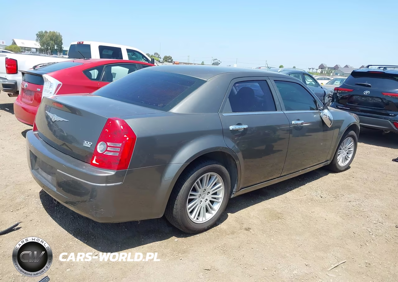 2010 Chrysler 300 Touring-Signature Series-Executive Series VIN:2C3CA5CV5AH105875 - 4