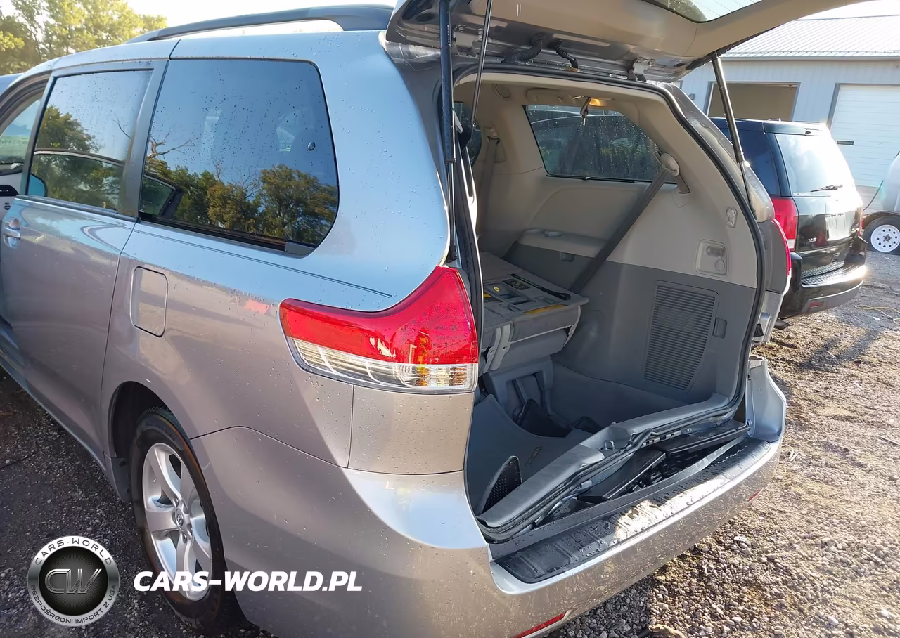 2011 Toyota Sienna Le V6 Auto Access Seat VIN:5TDKK3DC9BS099832 - 3
