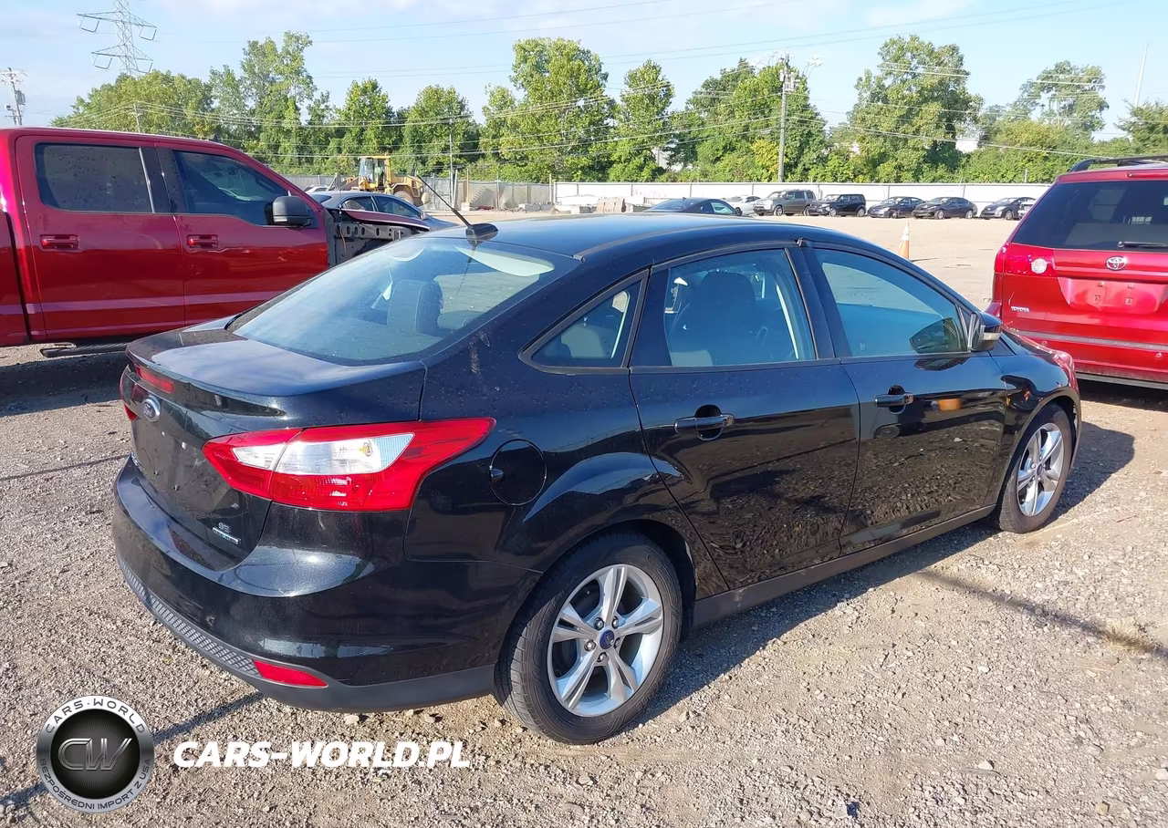 2014 Ford Focus Se VIN:1FADP3F28EL245468 - 4